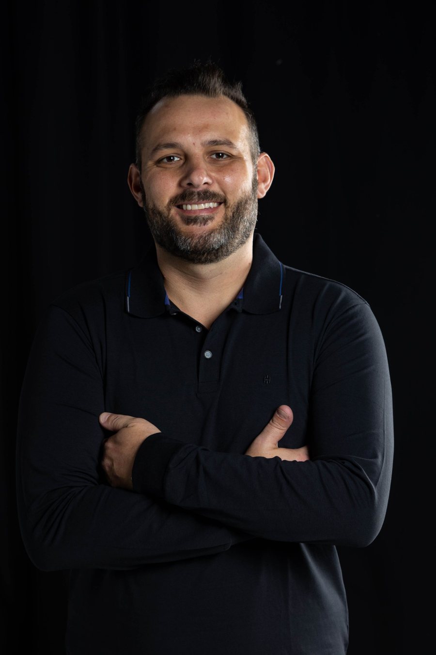 João Marcel Camargo de braços cruzados, sorrindo